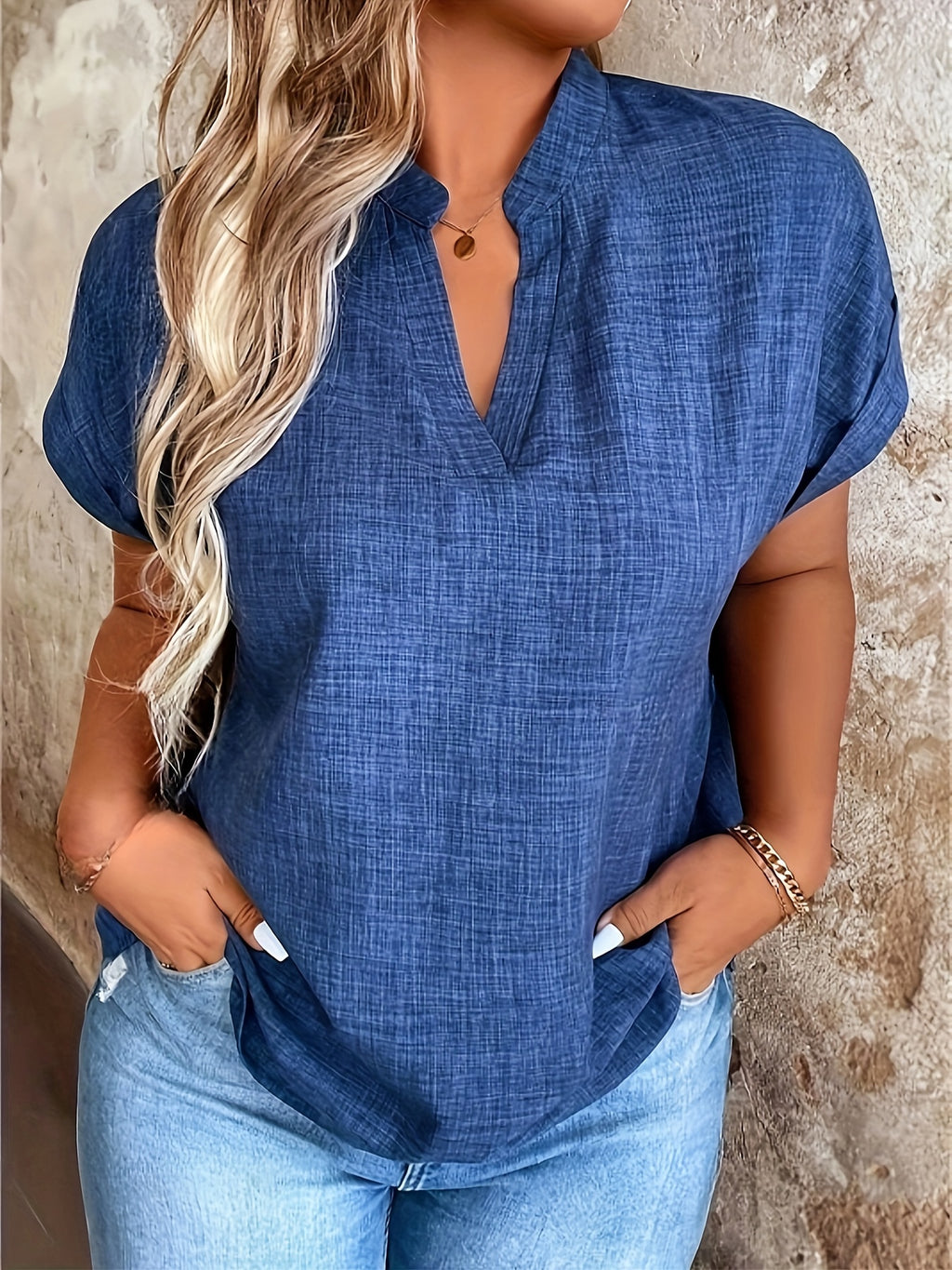 Casual V-hals blouse voor dames met kleine opstaande kraag. 