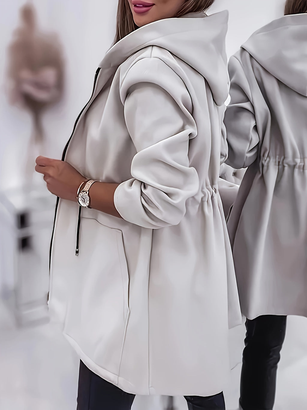 Casual jack met capuchon, verstelbaar trekkoord en zakken met rits.