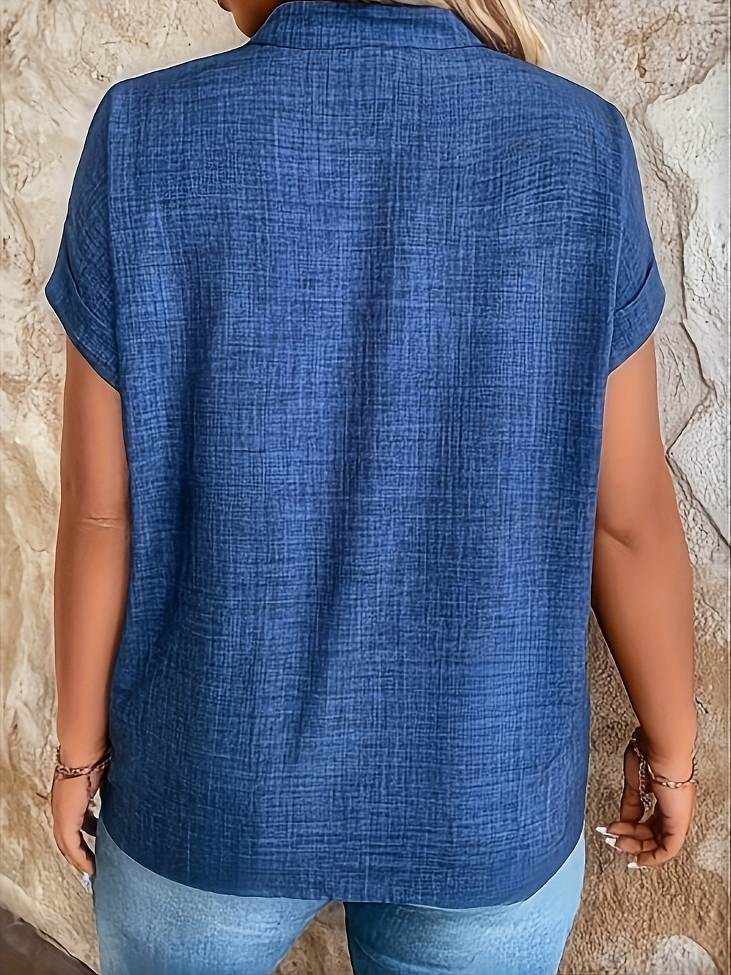 Casual V-hals blouse voor dames met kleine opstaande kraag. 